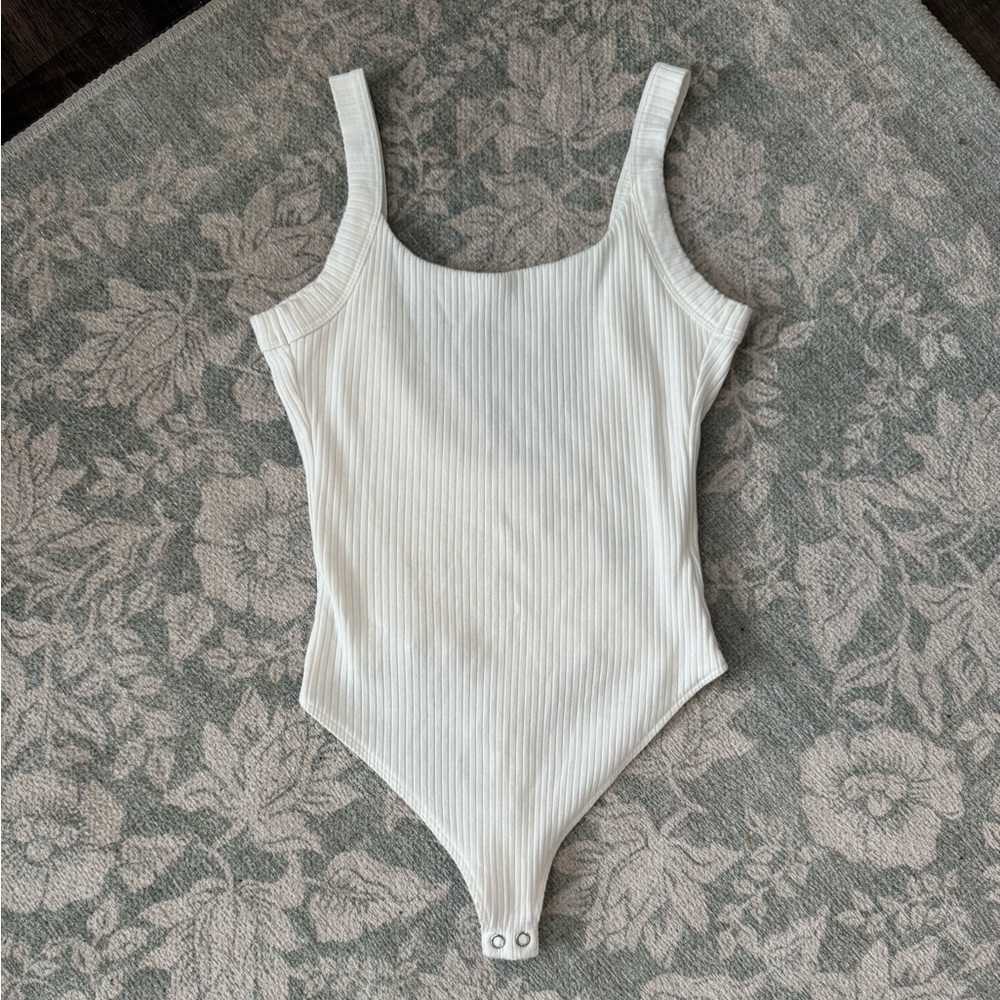 Good American - Ribbed Scoop Low Back Bodysuit - Picture 7 of 9